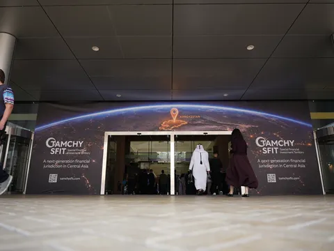 Дубайдагы AIM Congress аянтчасы: АФИА «Тамчынын» фирмалык стилиндеги кире бериш жана иш-чаранын атмосферасы