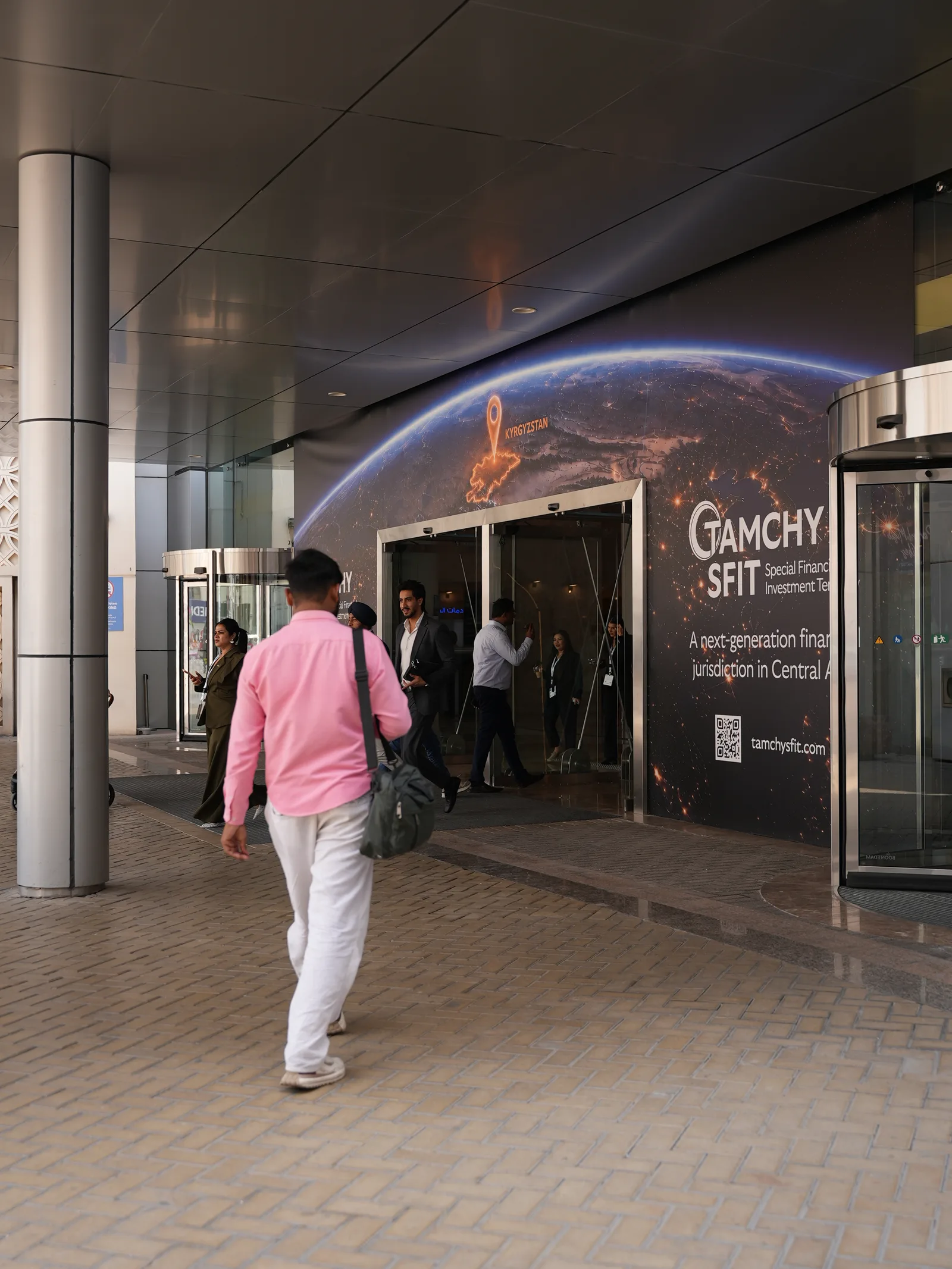 La entrada del Centro Mundial de Comercio de Dubái decorada con un banner de la Tamchy SFIT