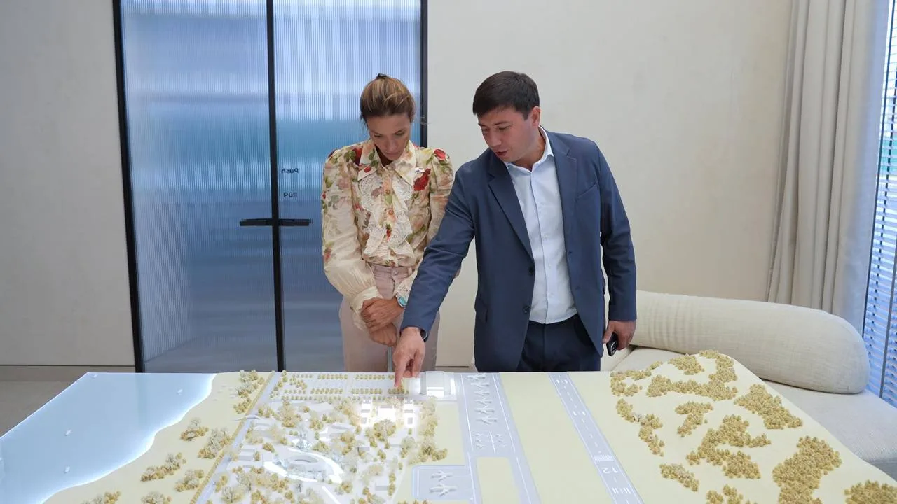 La embajadora de Panamá observa la maqueta del territorio de la Tamchy SFIT